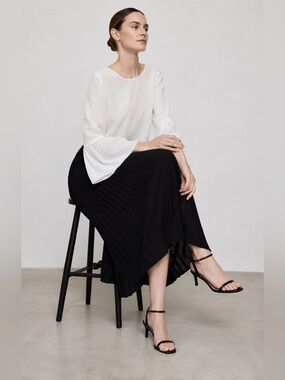 🤍 Aritzia Babaton Pleated Flare Sleeve Blouse Medium